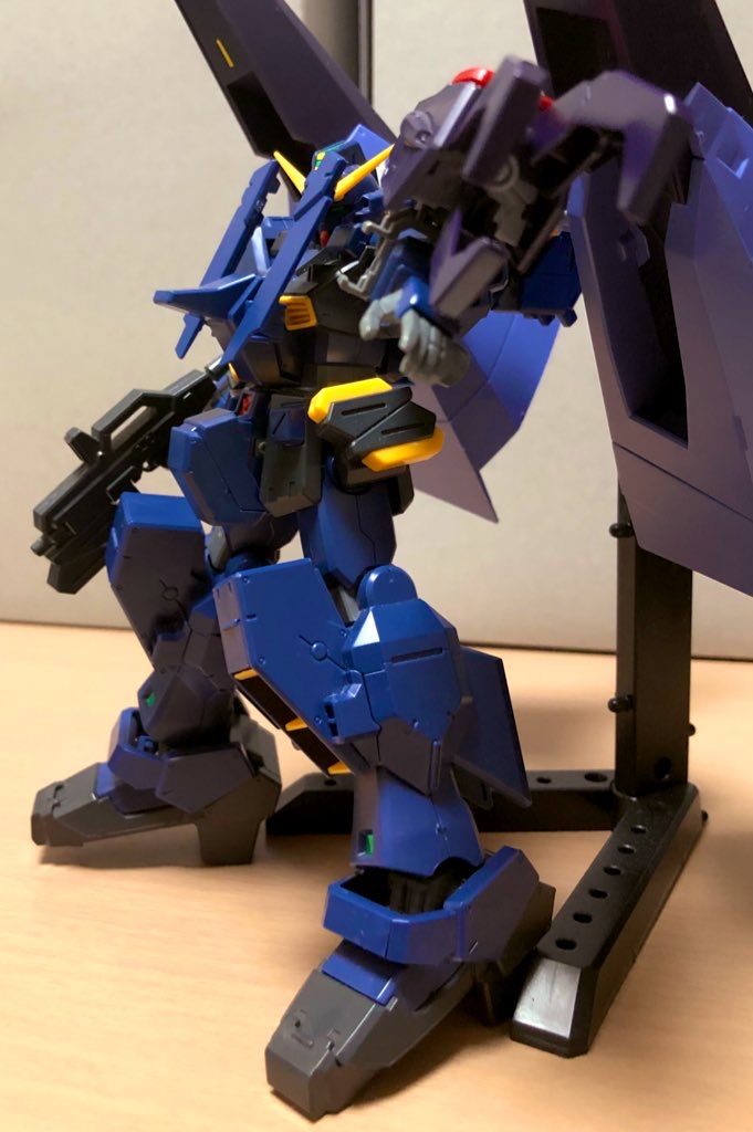 腕ユニットのクローを構えて。