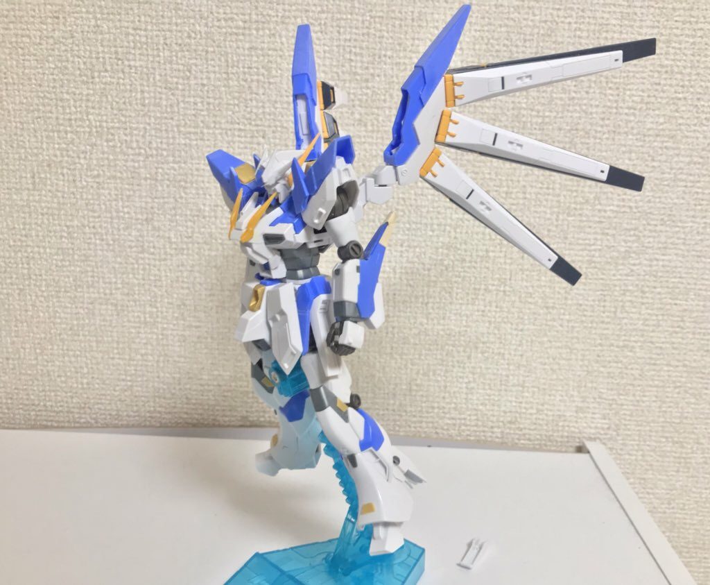 ファンネルは好みでRGのものをファンネルラックをパテ埋めして1mm真鍮線を通すことで無理矢理接続しています。理屈上6基全部飛ばせますが飾る場所がないのと飛ばした後のラックの見栄えが良くないので撮影後に接着してます。