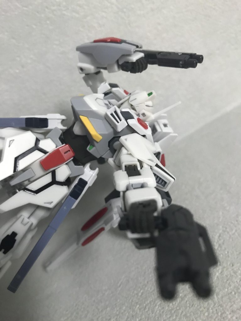 手持ち武器はガードフレームのビームライフルを。他の武装に火力があるので、ここは扱い易いもので。