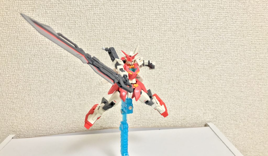 大型実体剣「ビルドボルグ」。本機の主兵装にして必殺武器に位置付けられるものであり、徹底した軽量化が施されたことで小柄な体躯らしからぬ大胆なモーションで振り回すことが可能となっており、その切断力には目を見張るものがある。また、実体剣が本機に採用されたのはエネルギー節約に適しているからであり、本機のダイバーはもっぱら戦場に飛び込んで機動力で撹乱、この武器を振り回して戦っている。