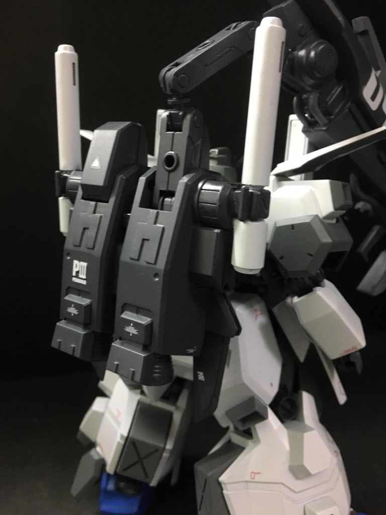 背部
バックパックはHGUCダブルゼータのものを採用しています。
背部キャノンはFAZZの設定を採用してダブルゼータのパーツにSガンダムの背部キャノンを合わせてます^ ^
切ったプラ板を貼りつけてディテールアップもしました!😄(ここが1番大変でした💦)
ハイパーメガカノン用のアームもしっくりくる形になってよかった…w