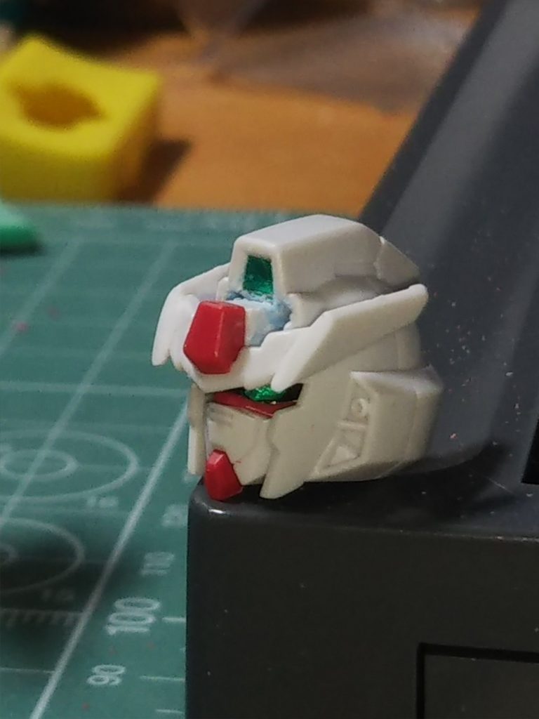 コアガンダムのアンテナはベレー帽と干渉してしまうので、途中で切り落として、そのまま横付けに。