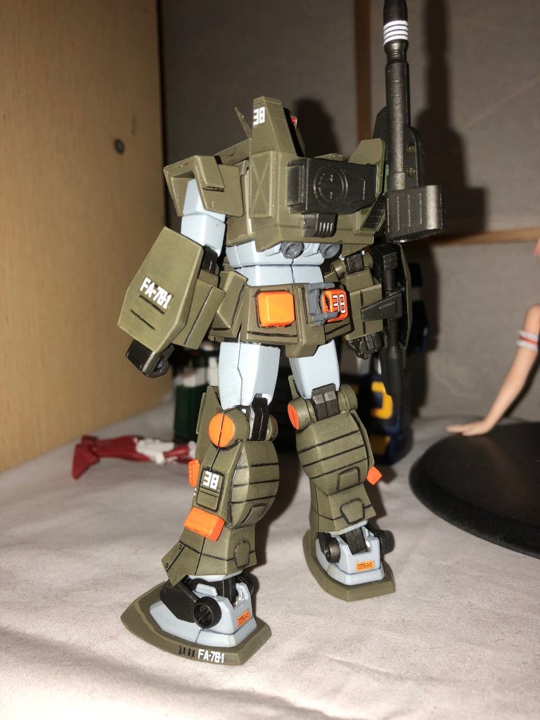 各部アーマーは特に図面を引かず、スケールを当てながらプラ板をハコ組、という実に「場当たり的」なモノです(笑)
上半身のアーマーは、ダクトやら旧MSVからのトリミングパーツにこだわった結果、ガタガタになってしまいました。ここは新規にダクトを組んだ方がよかったな、と後悔です。
上半身はほぼセミスクラッチになってしまいました。
何が悔しいかって、場当たりなプラ板の切り出しが災いし、全体が歪んでしまったことですね。