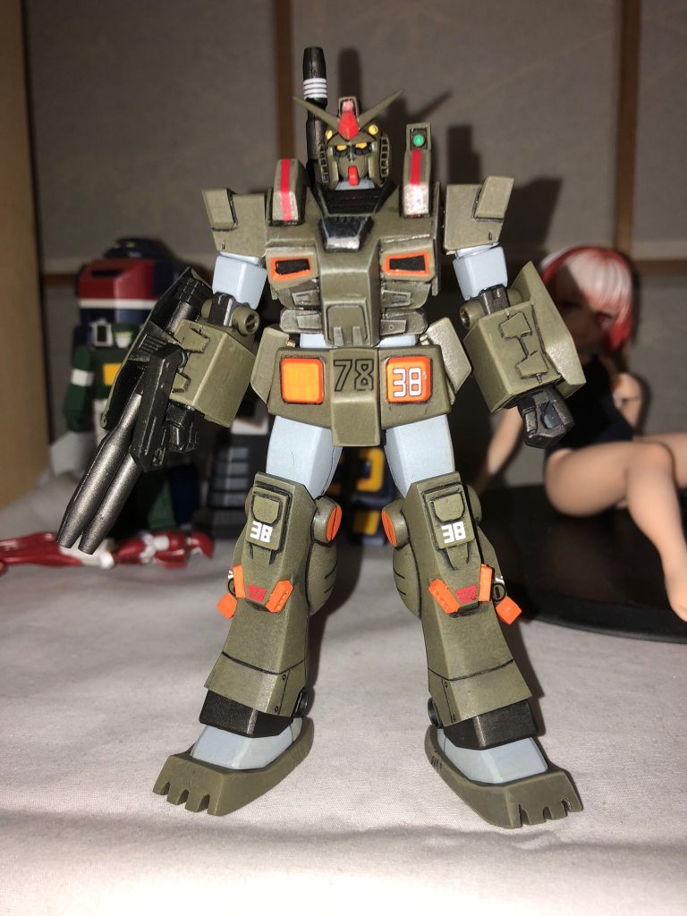 まずは悩んだのは「アーマーのパージの是非」。せっかくHGUCを使うので、なるべくより多くのパーツを使い切りたいし、かつ旧MSVのパーツも極力トリミングし使いたい、と。
しばし自問自答。
「ボクにそんなテクがあるか?」
上半身や腕のアーマーコンストラクション的にはパージは可能、と判断、また逆にスネや腰のアーマーはパージ不可、と半端ですが割り切ることとしました。