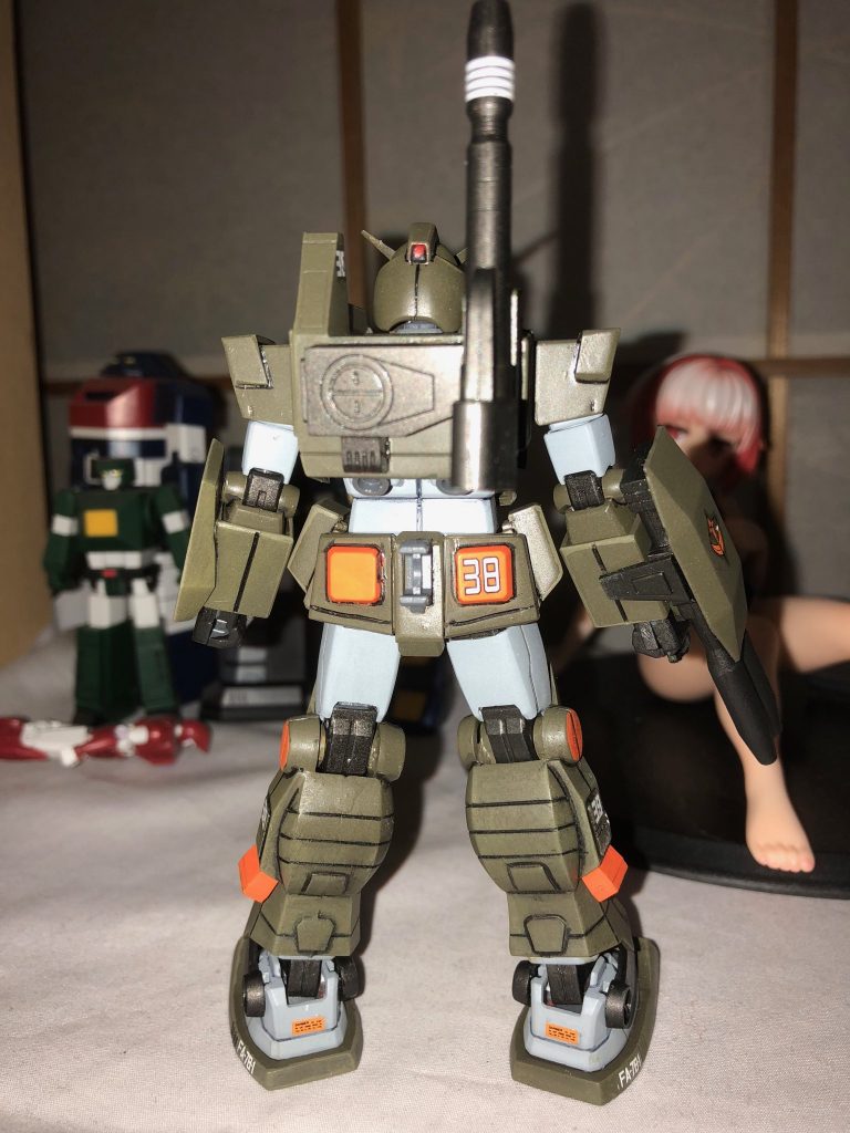 下半身。腰回りのアーマーはパージを無視し、プラ板で増加装甲としています。
脛はMSVからですが、少しマッチングに難がありました。
足首はHGUCを一旦切断し、脛に直貼りです。
一番手がかかったのは、足スリッパ、とくに先端のギザギザの処理です。
散々悩んだ挙句、デザインラインの読み違え、先端ギザギザのエッジライン処理の失敗・・・散々な出来です(笑) まあこのギザギザを省略しているトイもありますので、チャレンジした勇気を買ってください(ぉ