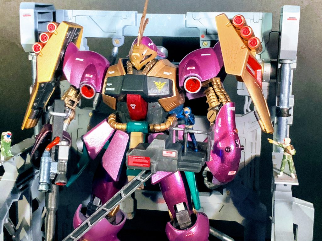 今回は友人から依頼受けて汚し無しのピカピカVerです
ギュネイ君も作ってしまいました
合わせ目消し、全塗装、筆塗り、色分け、デカールと私的にはてんこ盛りでスジ彫りは疲れて出来まへんでした😱