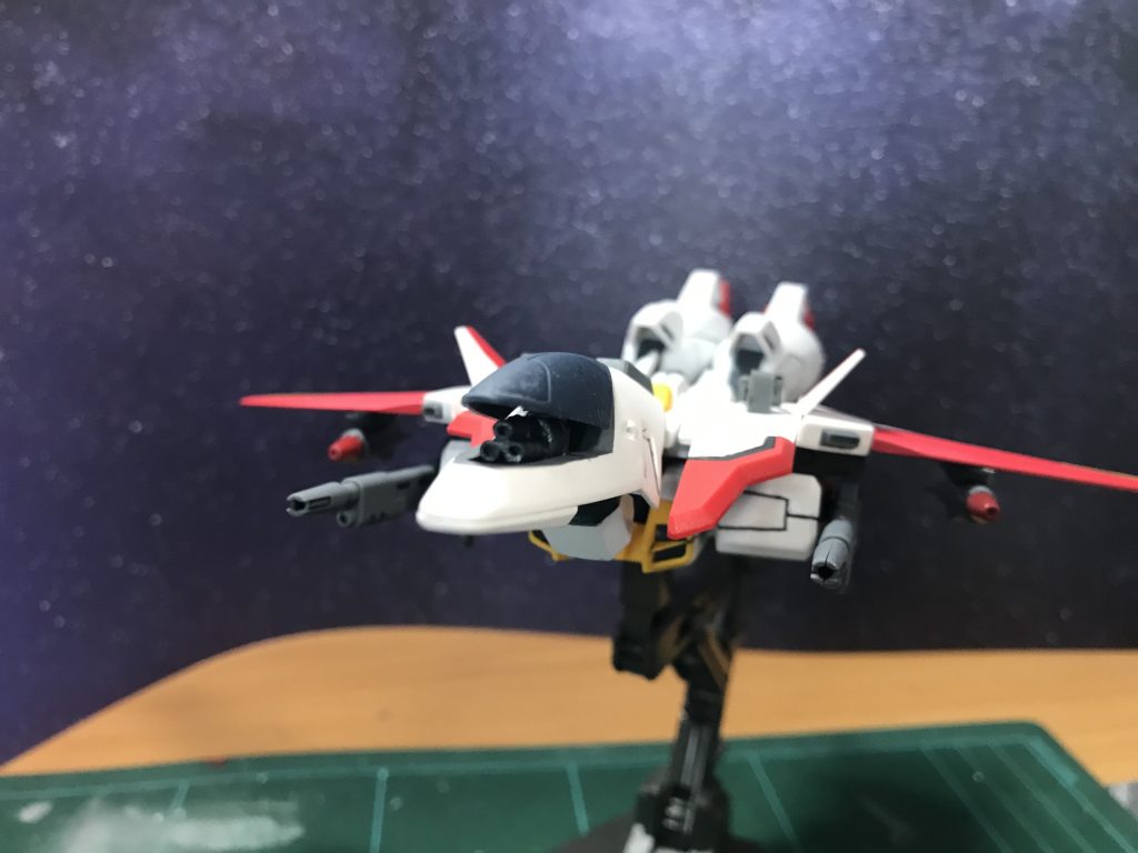 飛行形態だと武器がさみしいので機首に三連砲装備