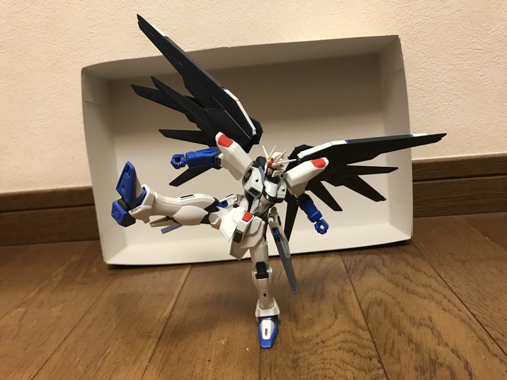 性能この機体には、独自に入手していたアルティメット細胞と、通常のDG細胞を遥かに超える力を秘めた闇のDG細胞を、それぞれ同時に使用し、更なる新技術が加えられた事で、圧倒的な性能強化がもたらされた。さらには、アルティメット細胞及び闇のDG細との完全適合が可能なパイロットが搭乗した結果、本家と同一のカラーリングになるはずだったこの機体は現在の姿へと変化を遂げて、本家のフリーダムをも遥かに超える存在となったのだ。そして、後述する新規武装や特殊能力は、全て本家には存在しない専用のものである。アンリミテッドエンジン本機の動力源となる永久機関。単位時間あたりに生産できるエネルギー量が決まっている為、消費量が供給量を上回れば一時的なエネルギー切れに陥る事はあるが、核エンジンとは比較にならない莫大なエネルギー量を誇り、さらにアルティメット細胞と闇のDG細胞を同時使用した結果、安全な状態のまま極めて高い出力とパワーを引き出せるようになった。攻撃能力攻撃面も強力で、単純なパンチやキックだけでもPS装甲やナノラミネートアーマーをも粉砕できる高い攻撃力を発揮する。さらに、両腕部と両脚部には高エネルギー収束機器が内蔵されており、本機のエネルギー量の余裕から常時使用が可能な事もあって、その威力をさらに大幅に強化できる。機動力・スピード背部の左右5対の複合可変翼「エターナルローブウイング」は、内蔵されたマイクロスラスターと翼自体の形状変化により、極めて高い空力制御を実現できる。機能的には本家のフリーダムと同様で、こちらもMSの常識を超えたアクロバティックな三次元機動を可能にする圧倒的な運動性を発揮する。さらにこのエターナルローブウイングは、本来移動手段として用いられるが、ウイング自体の堅牢性と柔軟性は極めて高く、熱・冷気・電気・打撃などの攻撃を無効化でき、高出力ビーム・レールガンやミサイルなどの実体兵器・核兵器すらも防ぎ切る。この防御性能の高さとしなやかさを生かして、ウイングをマントの如くはためかせながら敵にぶつけたり、なびかせて目隠しに用いるなど、使用方法によっては効果的な攻撃や防御にも転用できる。また、ウイングの設置箇所の関係上、背後からの不意打ちはほとんど通用しない。もちろん本家と同様に、背面に内蔵されたメインブースターも凄まじい推進力を誇り、その推力だけで地球環境の重力下を自在に飛行できる。この為、エターナルローブウイングを展開せずとも、非常に高い機動力を誇るが、エターナルローブウイングを広域展開する形態「ハイマットモード」に移行する事で、その機動性と旋回性は大幅に向上する。ハイマットモードにおける機動力は、フォースインパルスガンダムエクストリームのように亜光速にも達するほど凄まじく、宇宙空間、空中戦問わずに、超絶的な高機動戦闘、オプション装備なしでの大気圏突入・離脱すらも可能にしている。防御力・耐久性装甲は、PS装甲からルナチタニウム合金に変更されており、実体弾に対する防御力と耐熱性は非常に高く、単独でノンオプションでの大気圏突入を可能にしている。本体装甲だけでなく、内部フレームや関節部分にもルナチタニウム合金を用いたことで、機体自体が強固な設計になった。また、アルティメット細胞と闇のDG細胞の力を得た事で、その防御力は大幅に強化されている。特殊能力への耐性アルティメット細胞と闇のDG細胞との完全適合によって、ジャマーやハッキング、妨害電波などの耐性だけでなく、状態異常を引き起こす能力、時間停止や時間改変などの時間操作能力の影響なども含めた、あらゆる敵の特殊能力を受けない恐ろしく強力な耐性を獲得した。これによって本機とパイロットは、周囲の時間が停止しても自由に問題なく動ける他、タイムパラドックスが発生しても現代に存在する事ができるようになった。