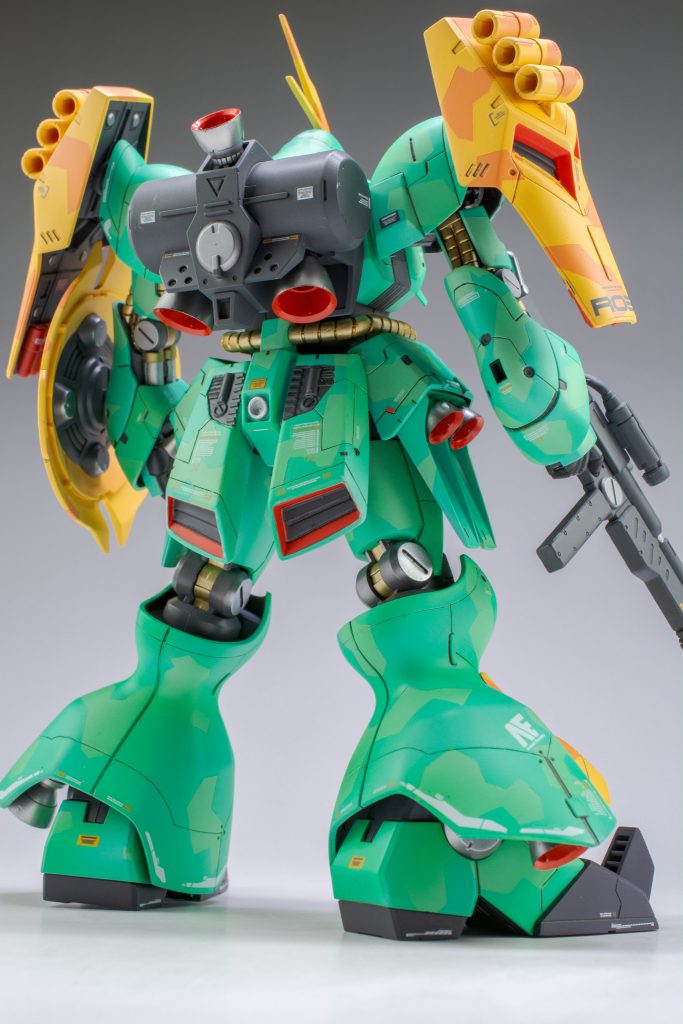 リアスカートはサザビーを参考に内部フレームを再現。