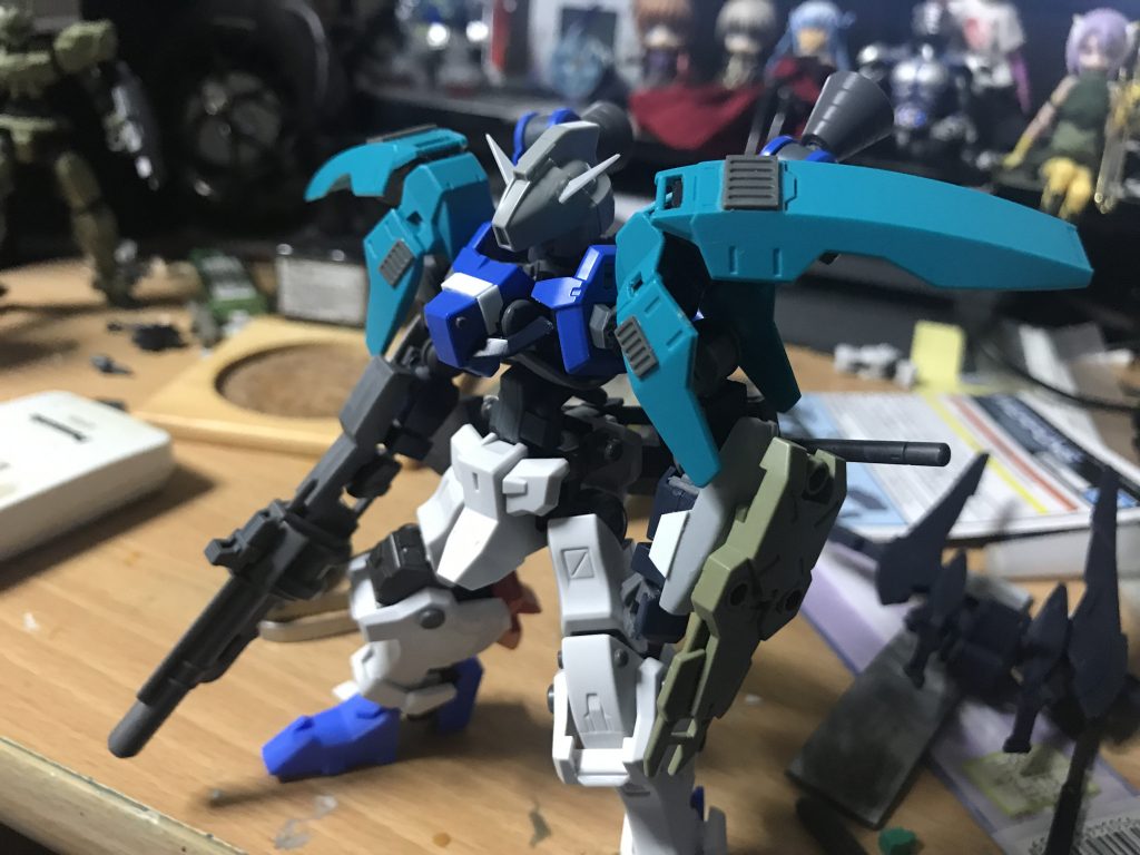 決定案
ジャンクパーツなど貼り付けて装甲に厚みを持たせる