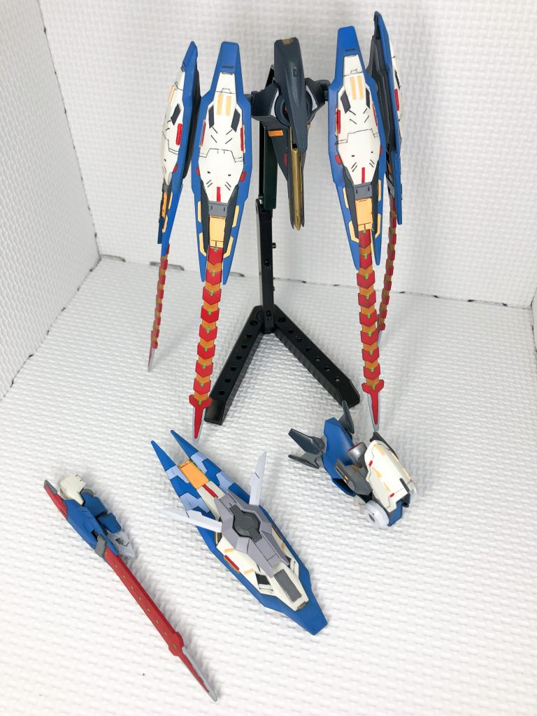 各部のユニットの写真です。
背中のパーツは、3mm穴接続で脱着可能にしており、4つのユニットもジョイントを複数使い、大きく稼働できるようにしています。
スラスターユニットの脚部には、グレイズアインの脚部パーツを使いボリュームを上げています。