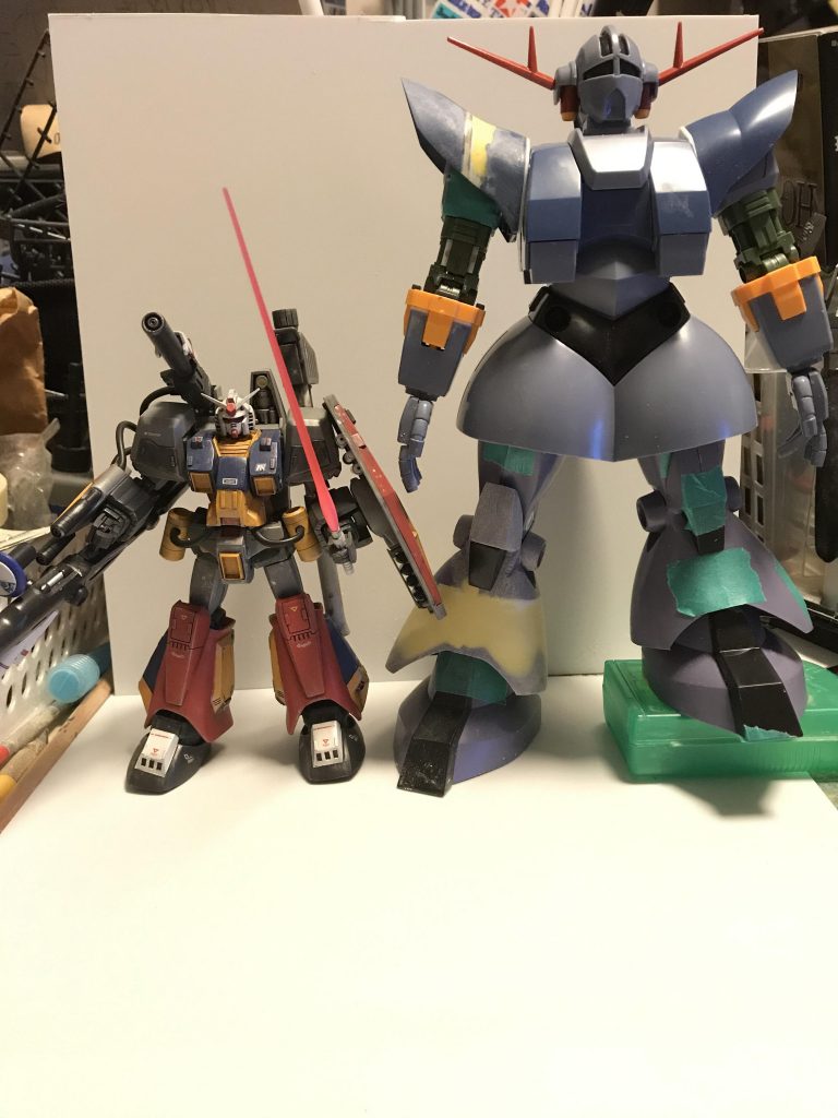 1/144 なのにガンダムと比べてこんなにデカイです。