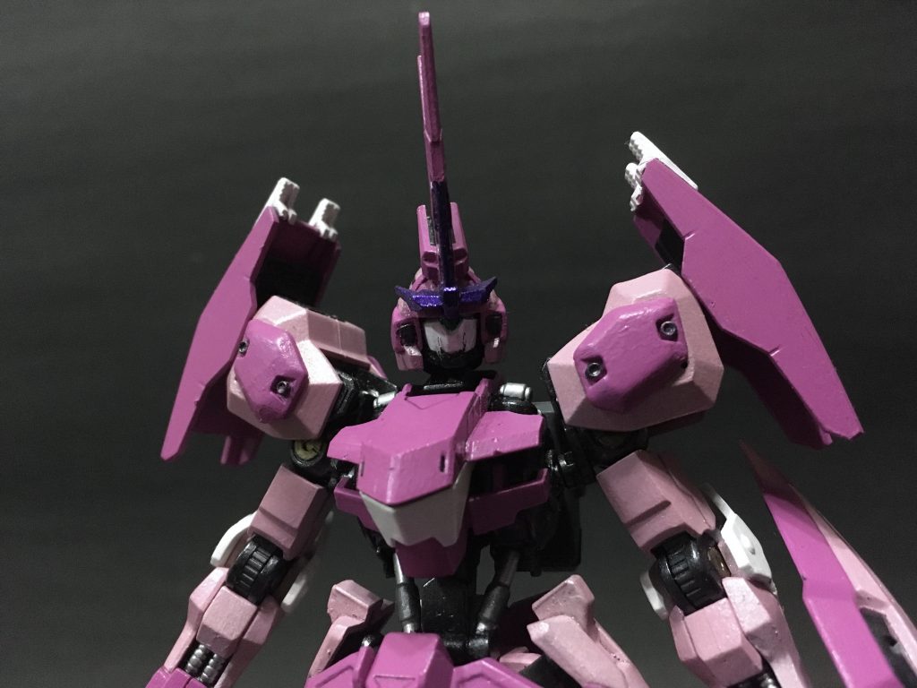 バイザーになっているメインカメラはそのままだとわかりにくいので削って幅を広げています。