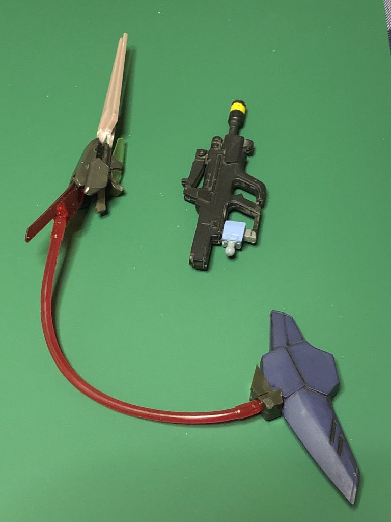 M90アサルトマシンガンのグリップはざっくりと削っています。
オリジナル武器の大まかな状態から、どう盛るか等を手探りで。