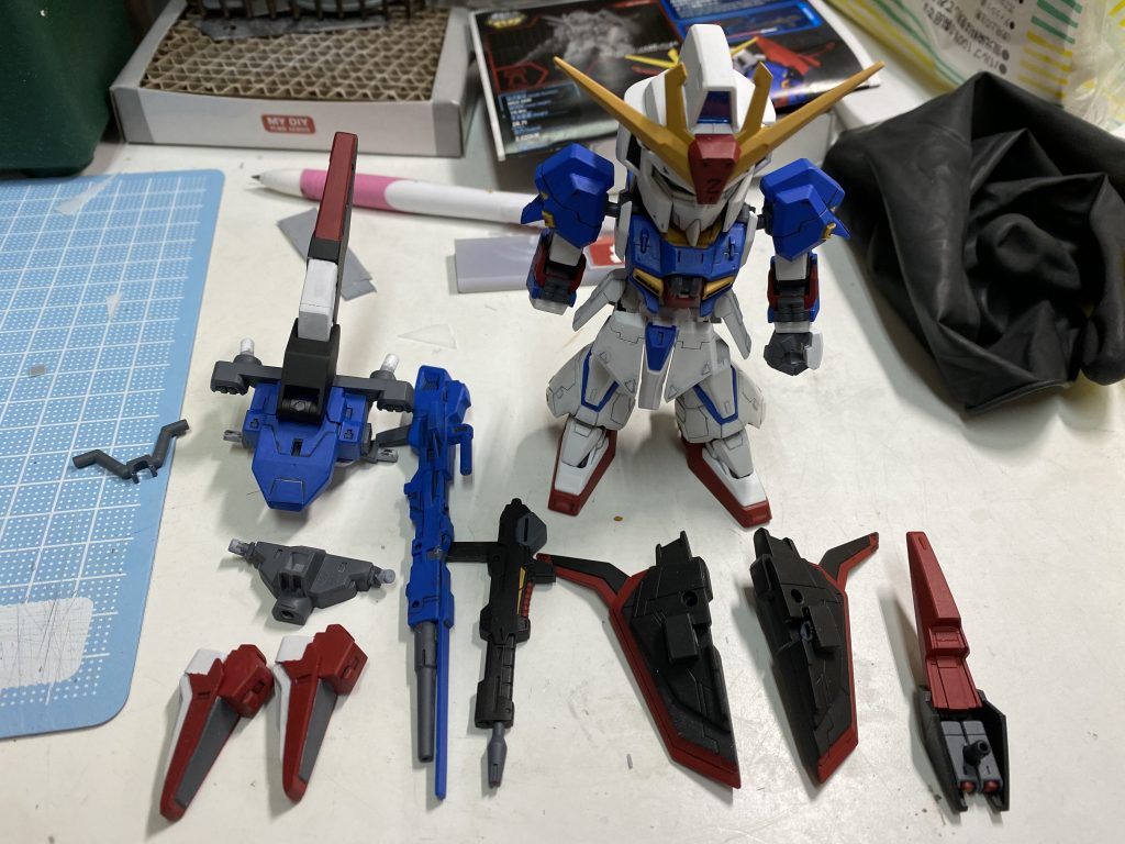 これがすべてのパーツになります。左にあるのがウェイブライダーのフレームす。パーツの差し替えで変形します。バックパックのウイングにSD Zガンダムのウイングがくっついています。