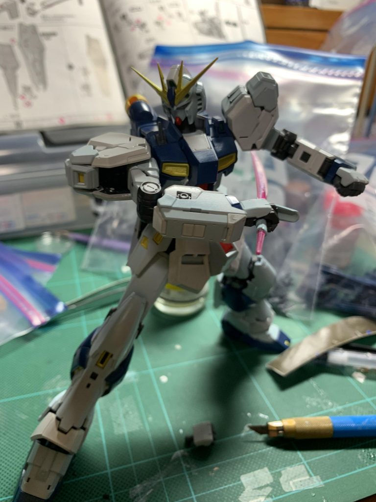 通常はリアルスティックデカールを貼るフレームの関節部はエナメルで筆塗りしました