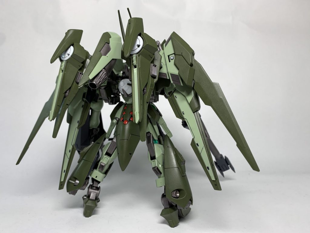 背中より
太陽炉は三基搭載し、中央部のブースターは木星エンジンという設定です。
赤い部分はGNミサイル。