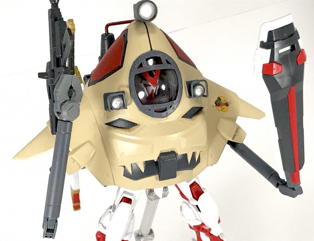 ライフル、シールドも持たせる事が出来ます。
アームの先端部ですが、グレイズの肩のフレームとスカルウェポンのパーツなどで構成されてます。