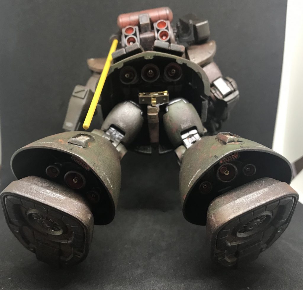 見えない部分ですが、脚、スカート内のバーニアもメタルパーツでディテールアップしています。足裏も塗り分けています。