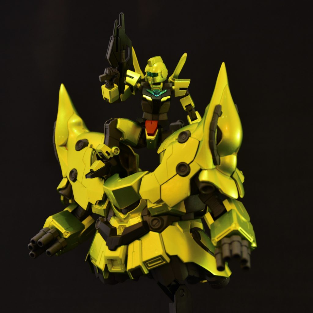 中からゴールデン・ジムが登場!
コアガンダム(ジム)は足を折りたためば無改造でそのまま入るので当然差し替えは無しです。