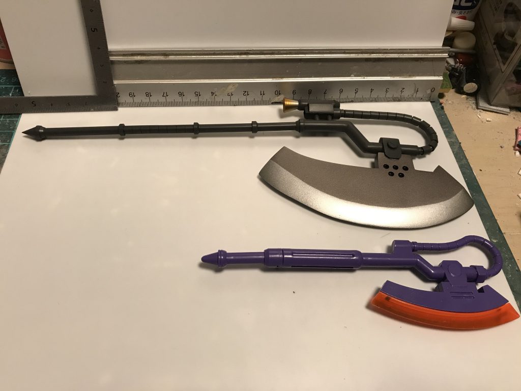 下のヒートホークはPGのザク武器セットで長さ15cm、オリジナルは長さ25.5cm、刃だけで11.5cmあります。
最初はPGのヒートホークを持たせてみたんですが思ってた以上に刃が小さくて、木こりみたいで断念し、それならと自分で作ることにしお金をかけずに手間をかけてやりました。