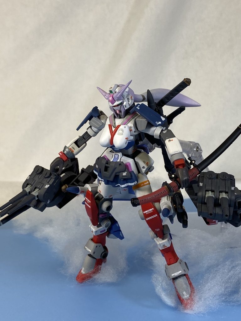 コトブキヤさんの連装砲を2セット使用
手に持った日本刀は食玩の物を流用。
まあ、アズ〜とか艦なんちゃらとか風です。
てな訳で海面を疾走する感じで。