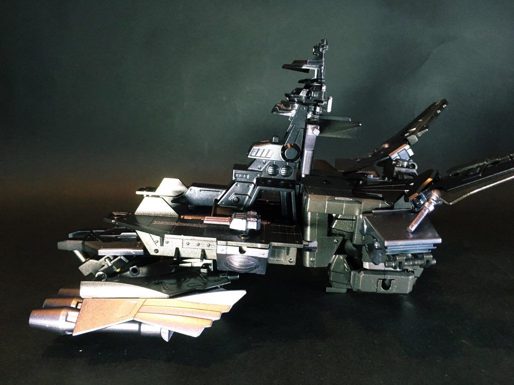 戦艦部は、全パーツ家の押し入れに眠っていたSDキットジャンクパーツで構成しています。
三国伝「甘寧ケンプファー&呂蒙ディジェ」キットの戦艦を中心に、様々なキットからキメラ的に組み合わせブチ込んで造型しました。
 
真正面からの見映えがゼネラル・レビルの特徴的な四枚羽根カタパルトを彷彿させれば十分と考え、細部に関してはSD(スーパーデフォルメ)ならぬスーパーデタラメ状態で特に横や後ろから見るとハウルの動く城みたいになってて大変恐縮ではございますが、今の自分の技量範囲内でとにかく「浮かんだ発想を形にする」事を優先しようと考え、このような有り様となりました。
SDで戦艦製作というのも初めての経験でしたが、もう何でもアリだから!と思い切って開き直ったため大変楽しく作業を進める事が出来ました。