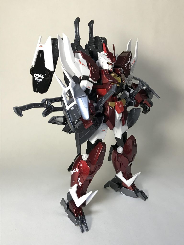 別角度からです。
マーズアーマーの赤色はキャンディ塗装にチャレンジしてみました。
マーズフォーにちなみ所々に「04」のデカールを貼りました。