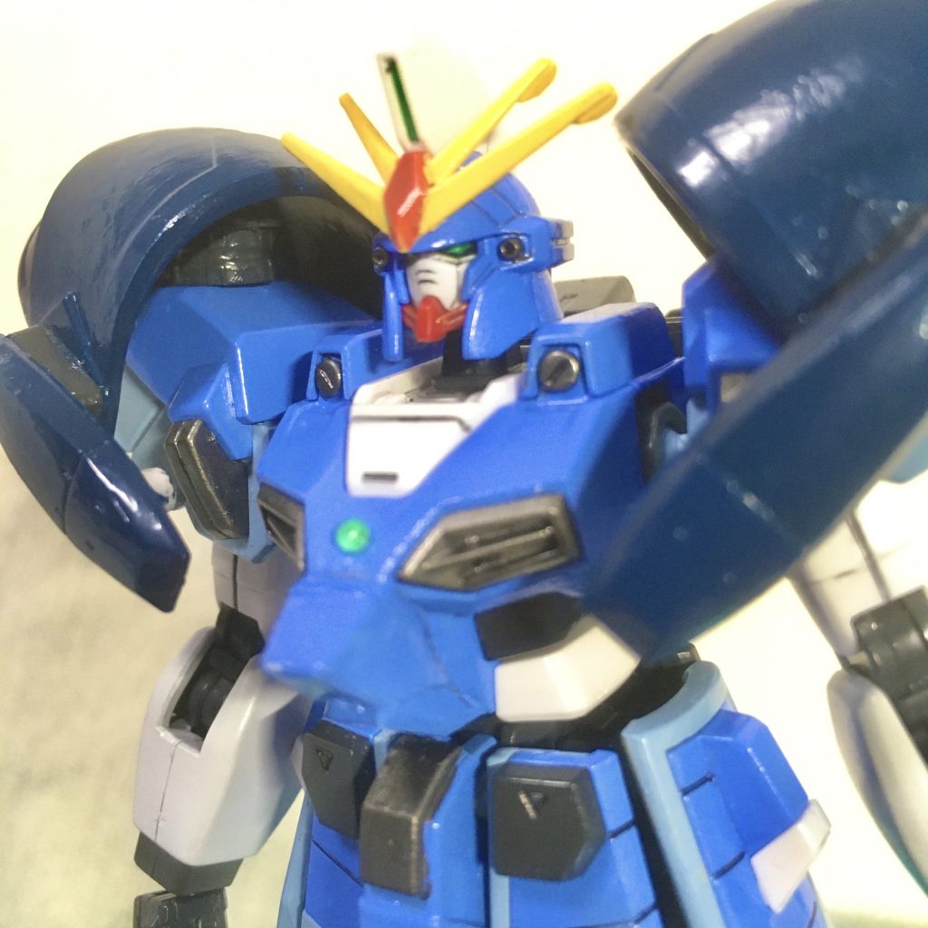 肩の中に仕込んだネオジム磁石と追加アーマー下部に取り付けたネオジム磁石で最初の画像にあったマントを挟んで固定してます。
肩の前にくる部分の裏面にはアーマディロ装備の前面装甲が取り付けられるようにする予定です。