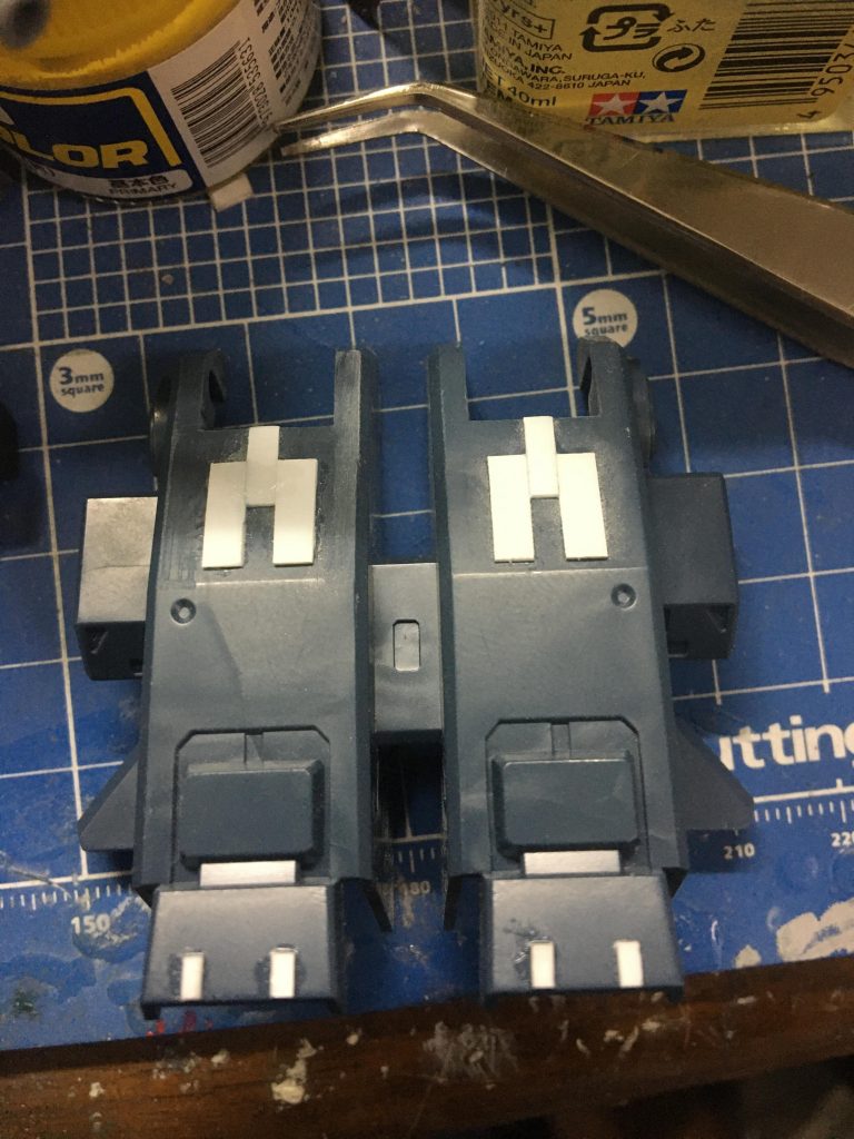 バックパックのディテールアップ
あの細かいプラ板を切る作業が大変でした😓
ですが貼るだけで見た目がかなり変わりましたw