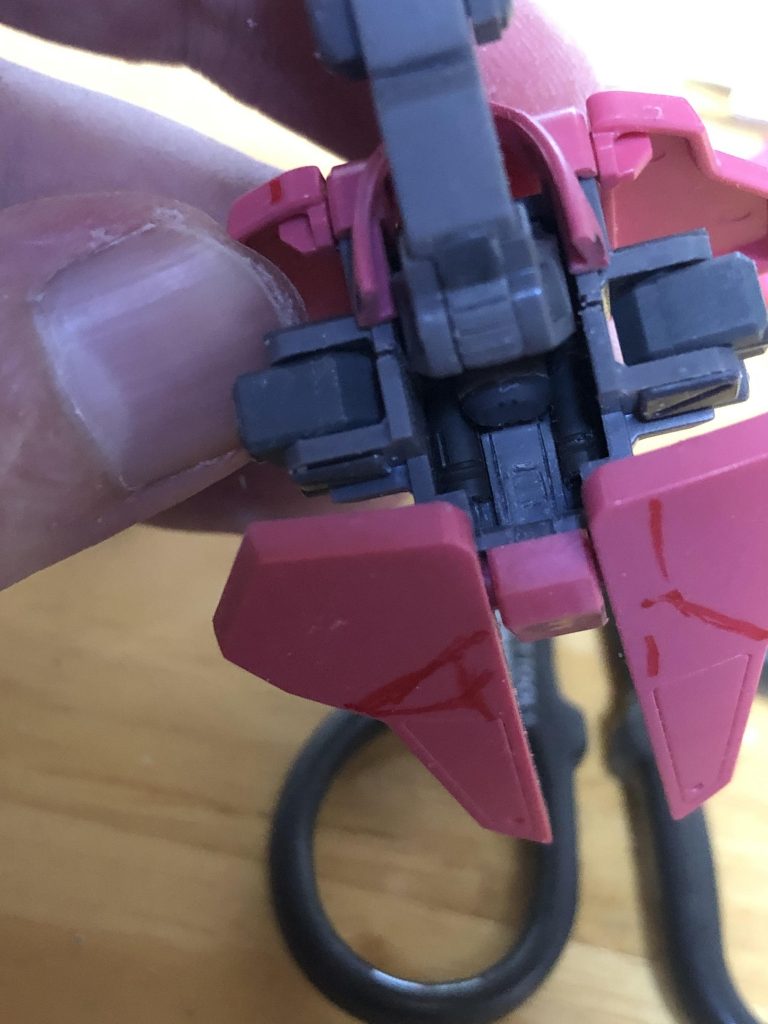 腹の中も流用パーツをメカっぽく追加しました。