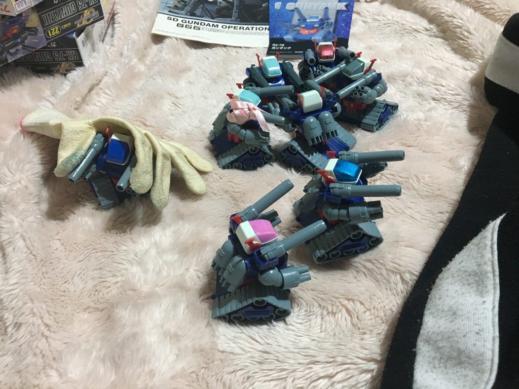 同じガンタンクちゃんでも性格が違うので様々な表情を見せてくれますね。
かわいい〜〜

ところで、地元の模型屋さんからSDガンタンクちゃんが消えているんです。
一体誰の仕業なのでしょう。おっぱにくんの買う分も残しておいてほしいものです。