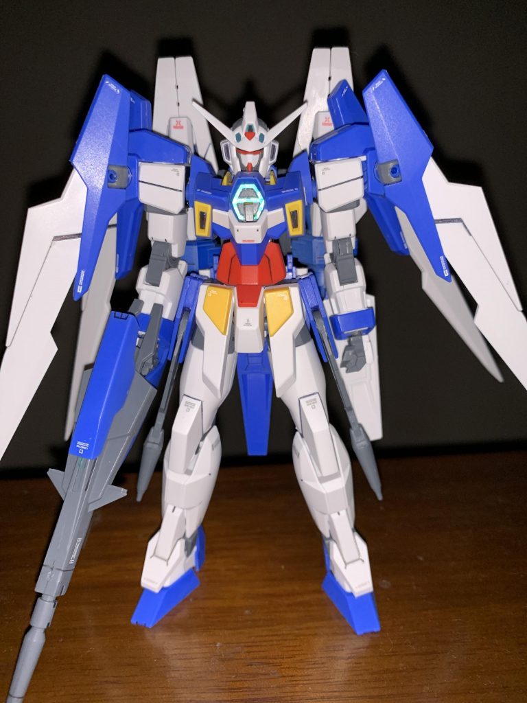 正面
バックパックと腰のビームバルカンをSVパーツと置換。ウイングバインダーはへたりが怖かったので接続をポリキャップに変更してます。そしてAGEシステムの部分は付属シールから緑部分のみ切り出して使用し、全体にデカールで情報量の底上げしています。