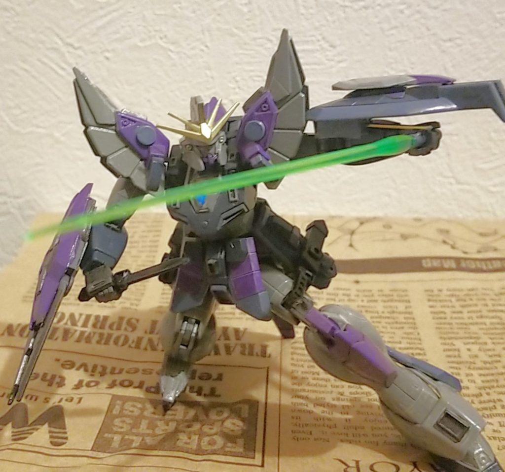 ビームサーベル、コンバットナイフ
ビームサーベルは盾の内側にマウントされている
性能はウィングガンダム等と同等
コンバットナイフは敵に肉薄した際に使用