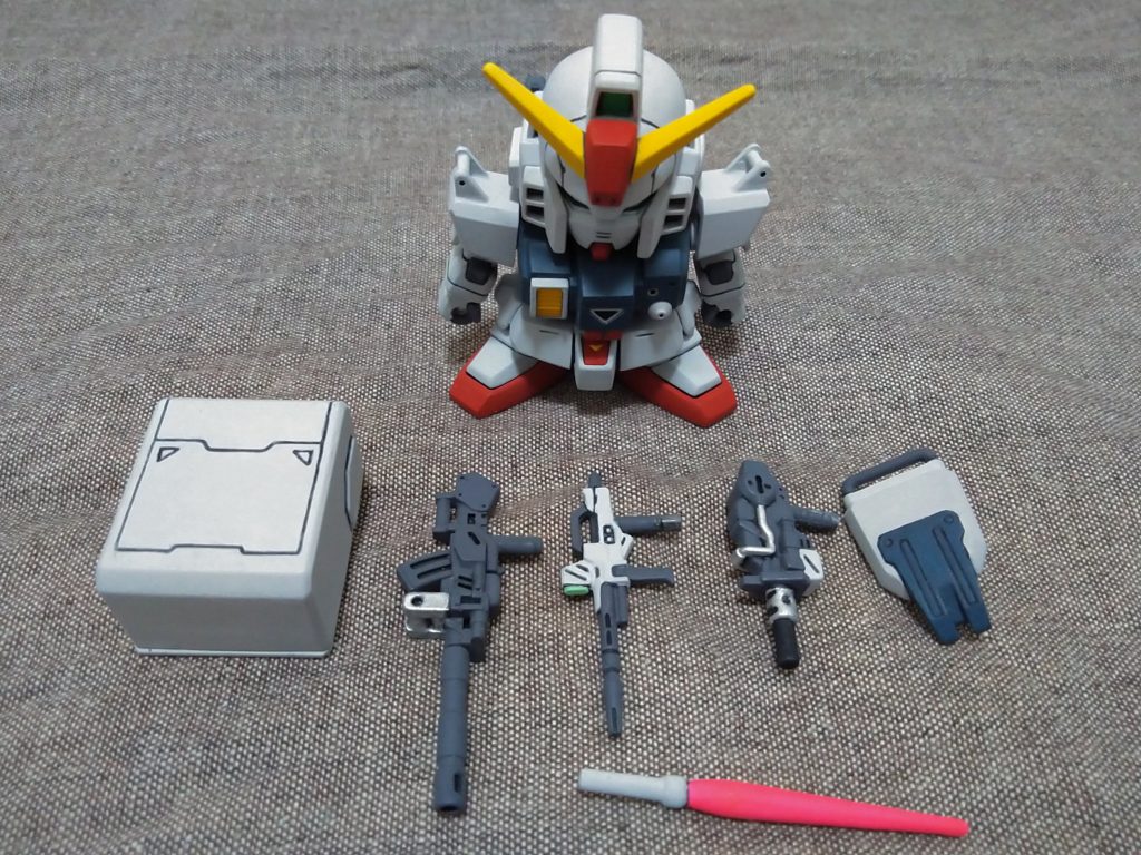 キャノン砲はMSアンサンブルから、マシンガンはマイクロウォーズから、ビームライフルはユニバーサルユニットから、と食玩やガシャポンから色々持ってきたので武装多めになりました。