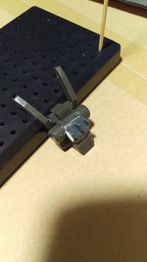 エコーズジェガンのバックパックとジムⅢのバックパックのピンをパテで接着