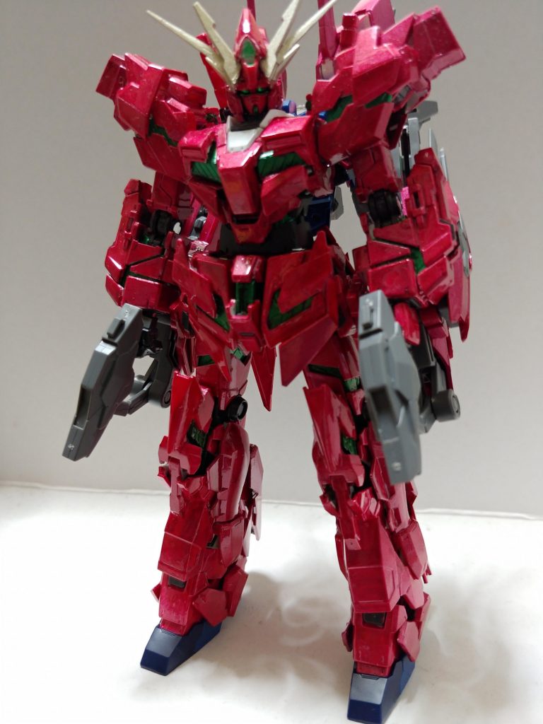 RGのユニコーンをメインにしてHGのリバーシブルガンダムの武装やユニコーンのジャンクパーツ等を使っています。
塗装は赤いビームコーティングという設定にしています。