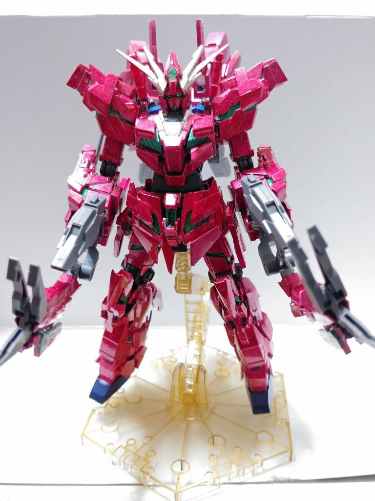 リバーシブルのクローは差し替えですが動かすことができます。
そして先端部分にはユニコーンのビームサーベルを接着させています。