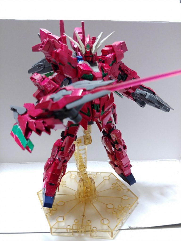 シールドにはユニコーンのビームサーベルの先端部分を接着させて接戦でも戦えるようにしています。