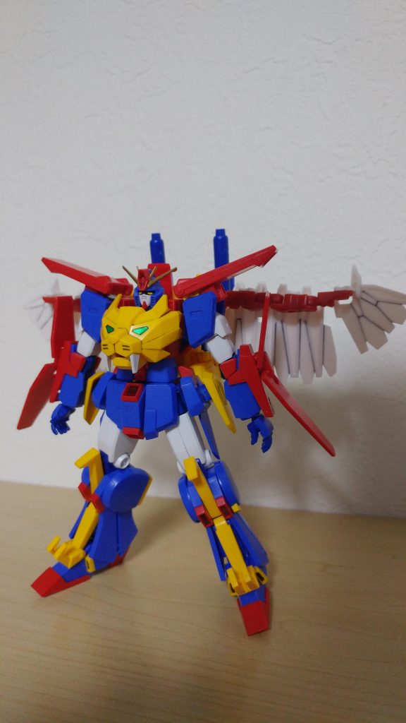 頭部アンテナは余剰パーツになっているZZのものを取り付け、ゴールドで塗装、それ以外は全体的にすみ入れをしています。