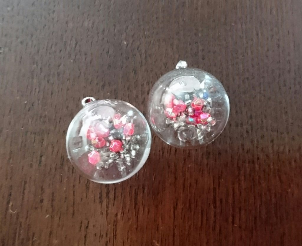 耳?は、100均で見つけたガラス製のアクセサリーチャームです。
ボールの中に粒ビーズを入れて封をし、ポスカで色付け・絵付けをしました。
さりげなーく、ではありますが、うーたんの設定通りシャカシャカ音が鳴ります(笑)