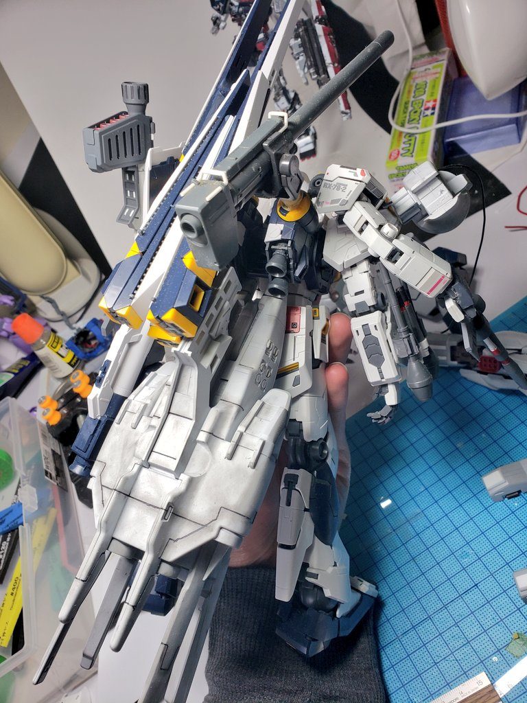 接着剤で表面が穴ぼこだったのでパテで整えました