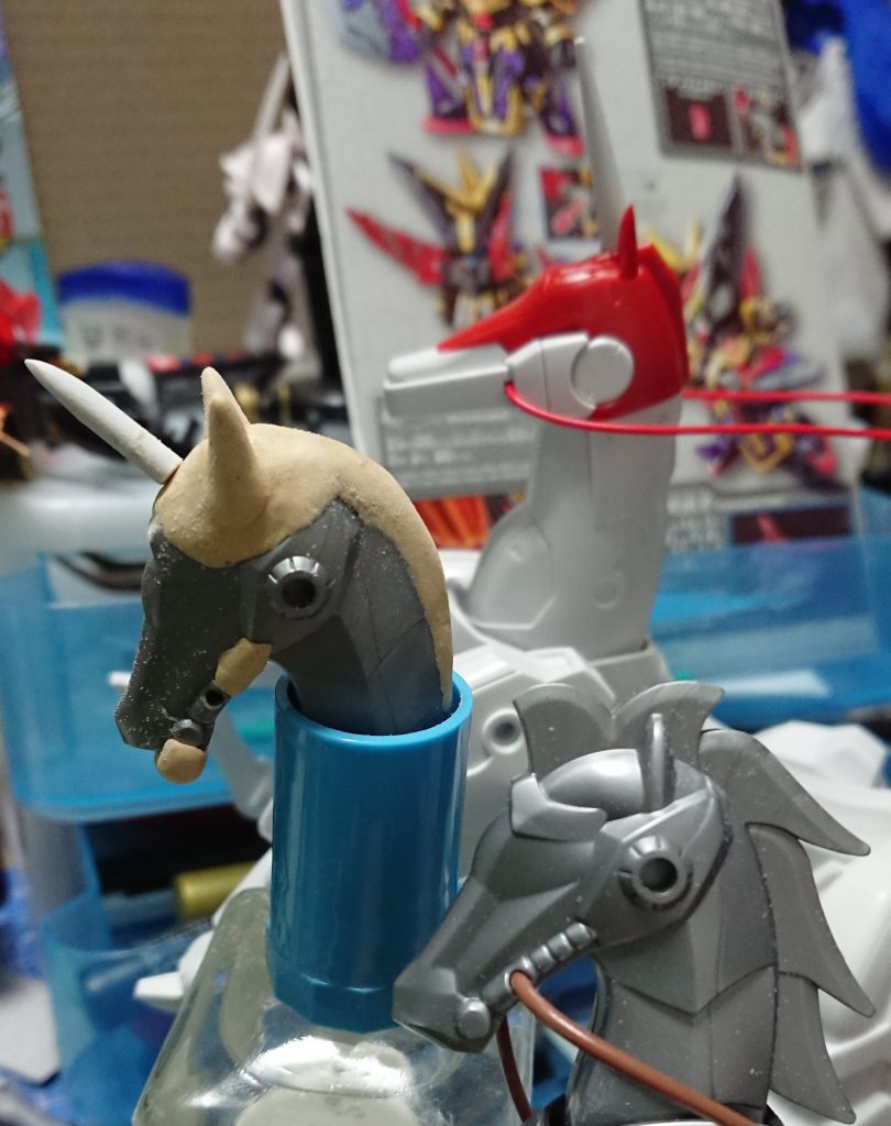 白銀流星馬と比較。HG風雲再起に合わせて、タテガミはカットしました。
おそらく白銀流星馬にも耳のようなものが頭部にあるのですが、タテガミに巻き込まれて切り取ったので、パテで新造。