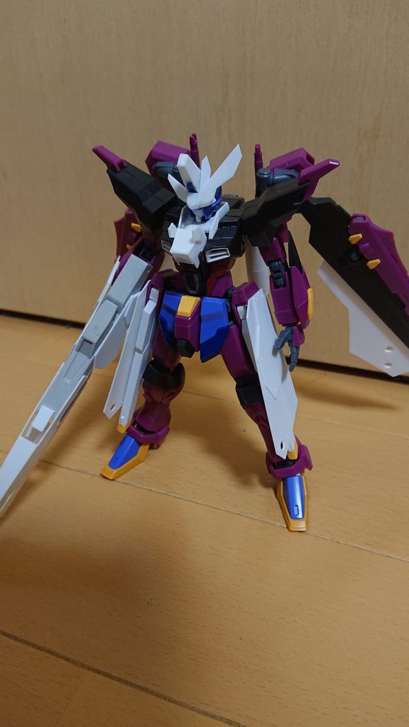 何度か角を折ってしまったので作り替えています。
行き着いたとこがジャスティスイメージのとさかと左右非対称の角でした。