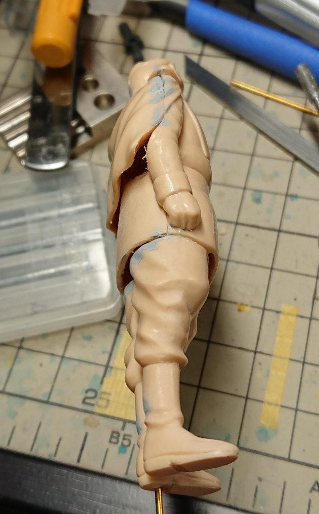 分割線を変更して接着，マントは薄く加工しています．
惜しむらくは素材が軟質素材であること…
削りにくいったら！