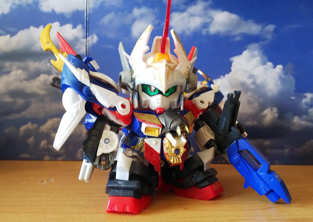 ジャンクパーツの中から使えそうなのを探して作ってます。
頭とボディは四代目、手足は天零に1/144のボルトガンダム等を使ってます。
額の星と胸中央のパーツは元祖SDのバーサル騎士から