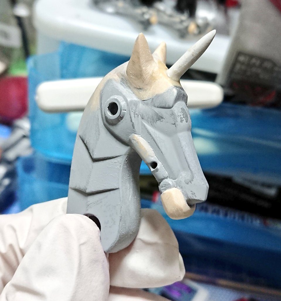角はランナーを削って作成しました。
耳の位置は馬の写真を、口のパテはHG風雲再起を参考にしました。
また、胴体との作業を分けるために、後ハメ出来るようにしました。