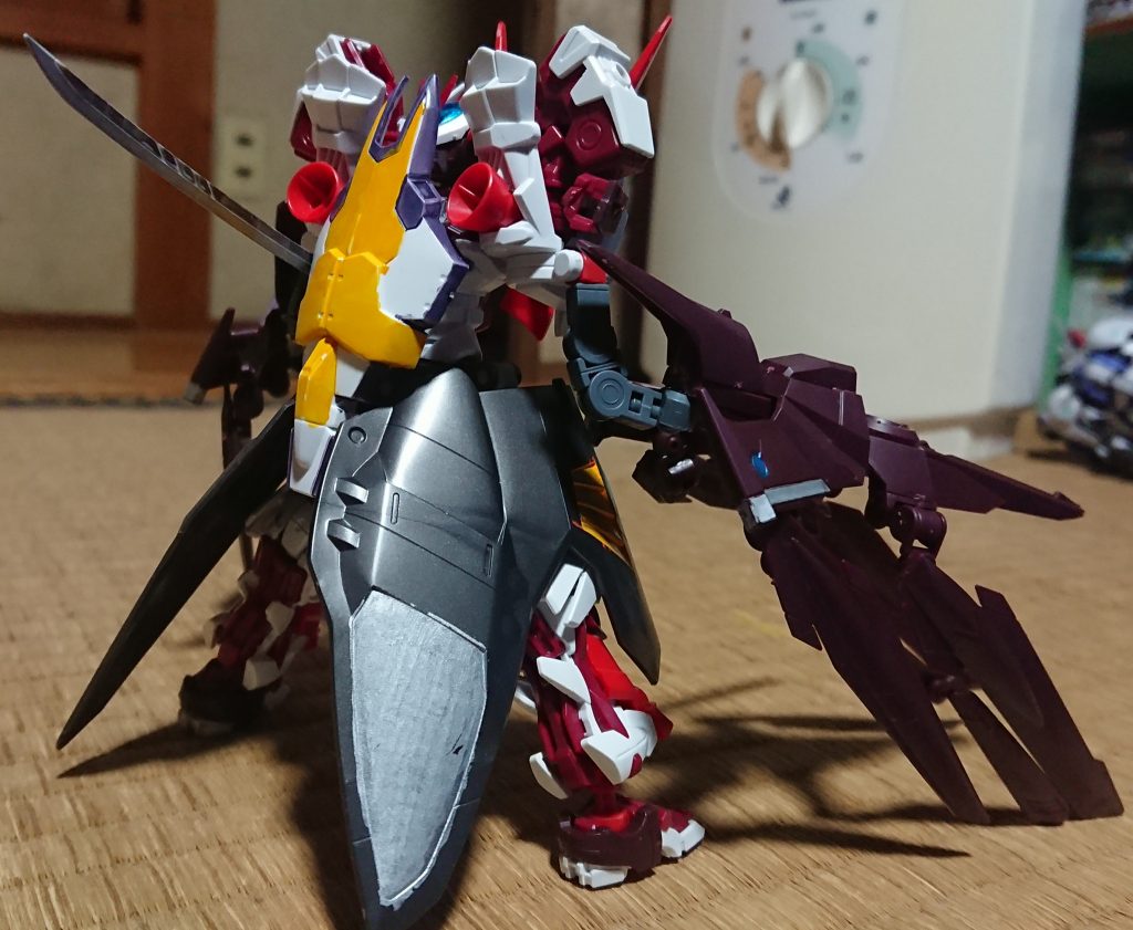 鬼滅形態リアビュー
鬼滅形態時、後ろ側はトールギス3のシールドが位置を変えてバックパックになり、ガンダムフェイスを隠すような形になります。これはちょっと考えたり