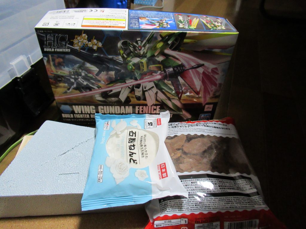 今回は2000円企画ということで
HGウィングガンダムフェニーチェ　(1600円)
石粉ねんど(100円)
発砲スチロール(100円)
バークチップ(100円)
額縁(100円)
税抜きぴったり2000円に納めることができました。