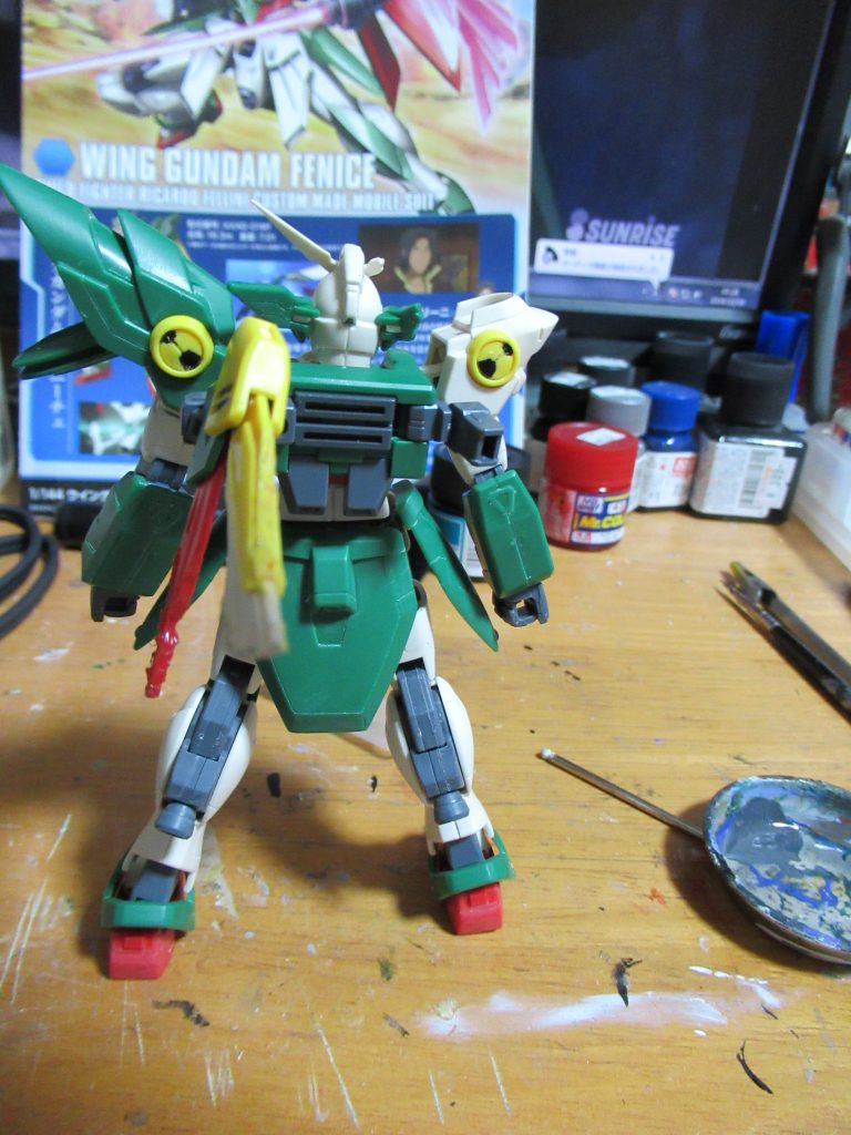 羽などの破損箇所はニッパーで切断し、はんだごてで表面を溶かしました。